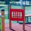 Memory-Spiel auf einem Spielplatz mit bunten drehbaren Elementen.
