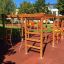 Holzspielgerät Kletteranlage im Freien auf einem Spielplatz