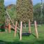 Kinder-Spielplatz mit Megaphon Spielgerät, Schaukel und Klettergerüst im Freien.