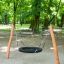 Nestschaukel Robinie 2 Pfosten aus Holz mit runder Reifenschaukel auf Spielplatz im Park.