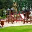 Fitness Anlage moderner Spielplatz mit Rutschen und Klettergerüsten aus Holz.