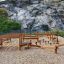 Fitness Anlage aus Holz in einem Outdoor-Spielbereich mit Kletterelementen und Balancierstrecken.