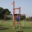 Kind auf Mast Klettergerüst spielt im Park