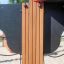 Detailaufnahme des Mast Klettergerüsts mit Holzpfosten und schwarzen Sicherheitsplatten.