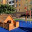 Holzspielhaus und Klettergerüst Mast Klettergerüst auf einem Spielplatz.