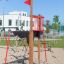 Mast Klettergerüst mit Rutsche und Kletternetzen auf einem Spielplatz