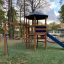 Spielturm mit Klappbrücke und Rutsche im Freien