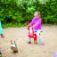 Mädchen spielt mit Sand Bagger auf Spielplatz.