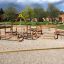 Kleine Fitnessanlage für Kinder im Freien mit Kletterelementen und Schaukeln.