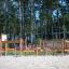 Kleine Fitnessanlage aus Holz mit Kletter- und Balanciermöglichkeiten im Außenbereich