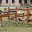 Kleine Fitnessanlage aus Holz für Bewegungsübungen im Außenbereich auf dem Spielplatz.