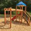 Holzspielgerät Logo Spielturm mit Kletternetz und Rutsche auf einem Spielplatz.