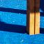 Pioneer Hangtreppe Detailansicht mit blauem Untergrund und Holzsprossen.