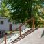Pioneer Hangtreppe aus Holz in einem sonnigen Park.