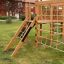 Holz-Spielturm mit Rutsche und Kletterwand im Garten.