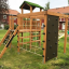 Kletterturm mit Rutsche, Kletterwand und Netz im Garten.