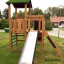 Holzspielgerät Kletterturm mit Rutsche für Kinder im Garten.