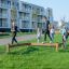 Kinder spielen auf Doppelte Gleichgewicht Holzbalken im Park.