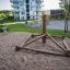 Atakama Klettergerüst Robinie auf einem Spielplatz mit Sandboden
