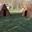 Zwei Kleines Spielhaus im Garten auf grünem Rasen.