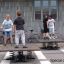 Kinder spielen auf einer innovativen Springplatte im Freien.