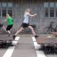 Kinder spielen auf einer Springplatte in der Stadt.