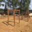 Spielplatz mit Horizontale Leiter II und weiteren Kletterelementen in natürlicher Umgebung.