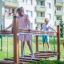 Kinder spielen auf einer Beweglichen Brücke im Park.
