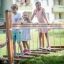 Kinder spielen auf einer Beweglichen Brücke im Park.