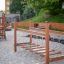 Bewegliche Brücke auf einem Kinderspielplatz aus Holz