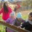 Kinder spielen auf einer Beweglichen Brücke im Freien.