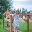 Kinder spielen auf einer Bewegliche Brücke auf einem Spielplatz.