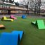 Bunte Sofa Lounge Möbel im Außenbereich einer Schule.