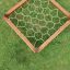 Balancierspielnetz für Kinder im Garten, Draufsicht auf grünem Gras.