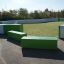 Grüne InsideOut BOX small R4819 auf Kunstrasen in einem Freizeitpark.