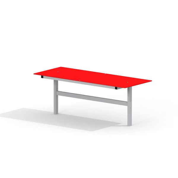 Moderner Tisch HPL mit roter Tischplatte und silbernen Metallbeinen.
