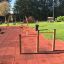 Kinder-Spielplatz mit Doppel Reck und Schaukel im Freien.