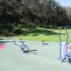 Freiluft-Cross-Trainer auf einem Spielplatz im Park.