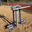 Double Ski Trainer auf einem Spielplatz neben einer Laufbahn.