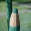 Holzsäule von Kinderspielhaus Nills Spielhaus mit grüner Farbe und strukturiertem Design.