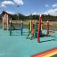 Lisas Spielturm mit Rutsche auf einem bunten Spielplatz.
